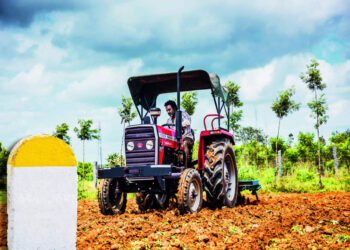 ട്രാക്ടറിന്-വഴിയൊരുക്കാൻ-ഒരു-കല്ല്-മാറ്റി!-രാജ്യത്തിന്റെ-വലിപ്പം-2.25-മീറ്റർ-കുറച്ച്-കർഷകൻ