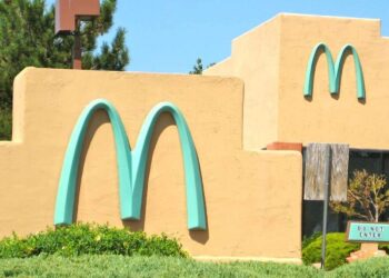 നീല-നിറത്തിലുള്ള-ലോഗോയുള്ള-ലോകത്തിലെ-ഏക-മക്ഡൊണാൾഡ്‌സ്-കട-ഇവിടെയാണ്