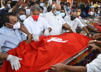 ചെങ്കൊടി-പുതച്ച്-ഗൗരിയമ്മയുടെ-അന്ത്യയാത്ര;-അന്ത്യവിശ്രമം-വലിയചുടുകാട്ടില്‍