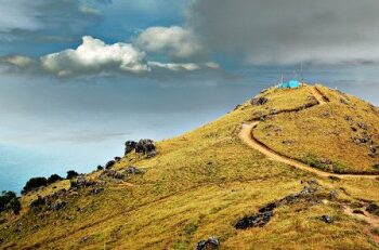 പൊന്മുടിക്ക്‌-പോന്നോളു…-മഞ്ഞു-പെയ്യണ-മലകാണാം