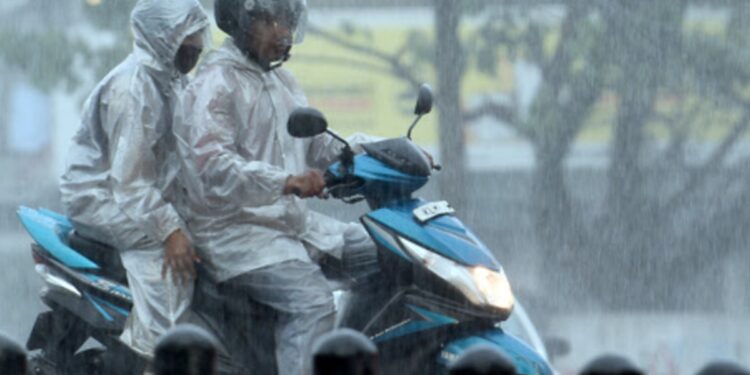 കേരളത്തിൽ-വരും-ദിവസങ്ങളിൽ-അതിശക്തമായ-മഴയ്ക്ക്-സാധ്യത;-വിവിധ-ജില്ലകളിൽ-ഓറഞ്ച്,-യെല്ലോ-അലർട്ട്