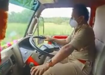 ‘സല്യൂട്ട്-സർ’,-എഫ്എൽടിസിയിലേക്ക്-ഓക്സിജൻ-സിലിണ്ടർ-വേണം;-ഡ്രൈവറില്ല,-ടിപ്പറോടിച്ച്-മാവേലിക്കര-ജോയിന്‍റ്-ആർടിഒ