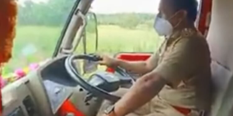 ‘സല്യൂട്ട്-സർ’,-എഫ്എൽടിസിയിലേക്ക്-ഓക്സിജൻ-സിലിണ്ടർ-വേണം;-ഡ്രൈവറില്ല,-ടിപ്പറോടിച്ച്-മാവേലിക്കര-ജോയിന്‍റ്-ആർടിഒ