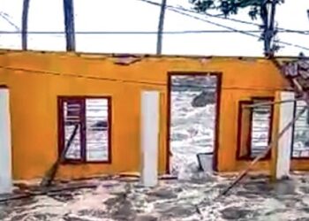 കടലാക്രമണം,-3.8-മീറ്റർവരെ- ഉയരത്തിൽ-തിരമാല-,വ്യാപകനാശം-;-ഒരു-മരണം