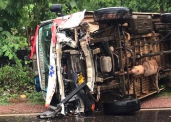 രോഗിയുമായി-പോയ-ആംബുലൻസ്-മറിഞ്ഞ്-മൂന്ന്-പേർക്ക്-പരിക്ക്