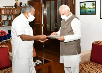 ഇനി-സർക്കാർ-രൂപീകരണം;-മുഖ്യമന്ത്രി-രാജ്ഭവനിലെത്തി-ഗവർണർക്ക്-കത്ത്-നൽകി