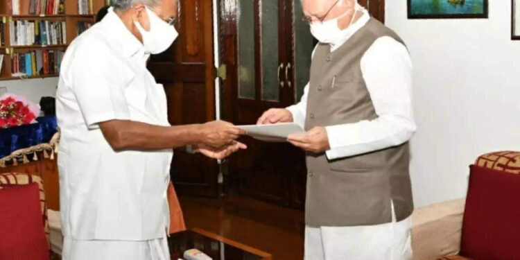 ഇനി-സർക്കാർ-രൂപീകരണം;-മുഖ്യമന്ത്രി-രാജ്ഭവനിലെത്തി-ഗവർണർക്ക്-കത്ത്-നൽകി