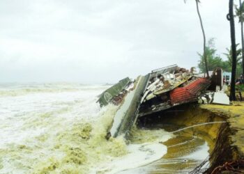 ടൗട്ടെ-ചുഴലിക്കാറ്റ്-​ഗുജറാത്തിൽ-പ്രവേശിക്കുമെന്ന്-മുന്നറിയിപ്പ്‌;-കേരളത്തിൽ-24-മണിക്കൂർ-കൂടി-സ്വാധീനം