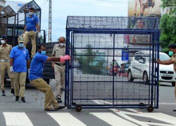 ട്രിപ്പിള്‍-ലോക്ഡൗണിൽ-ബാങ്കുകള്‍ക്ക്-3-ദിവസം-പ്രവർത്തിക്കാം-;-പാല്‍,-പത്രം,-മത്സ്യ-വിതരണം-8-മണി-വരെ