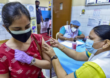 സംസ്ഥാനത്ത്-ഇന്നു-മുതൽ-18-വയസ്സിനു-മുകളിലുള്ളവർക്ക്-വാക്സിൻ;-ആദ്യം-മുൻഗണനക്കാർക്ക്