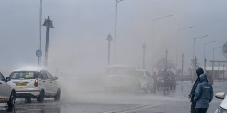 ടൗട്ടേ-അതിതീവ്രചുഴലിയായി-മാറി;-ഗുജറാത്ത്,ദിയു-തീരങ്ങളില്‍-റെഡ്-അലര്‍ട്ട്