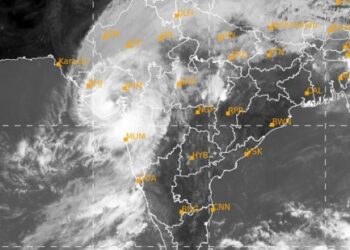ടൗട്ടെ-ചുഴലിക്കാറ്റിൽ-ഒഎൻജിസി-ബാർജുകൾ-മുങ്ങി;-127-പേരെ-കാൺമാനില്ല;-രക്ഷാപ്രവർത്തനം-തുടരുന്നു