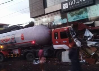 കണ്ണൂരിൽ-വീണ്ടും-ടാങ്കർ-ലോറി-അപകടം;-ഹോട്ടൽ-തകർന്നു