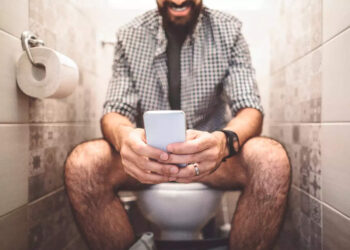 മികച്ച-ജീവനക്കാരൻ!-പക്ഷെ-ദിവസവും-ഓഫീസിൽ-ടോയ്‌ലറ്റിൽ-ഒരു-മണിക്കൂറിലധികം-ഇരിക്കും