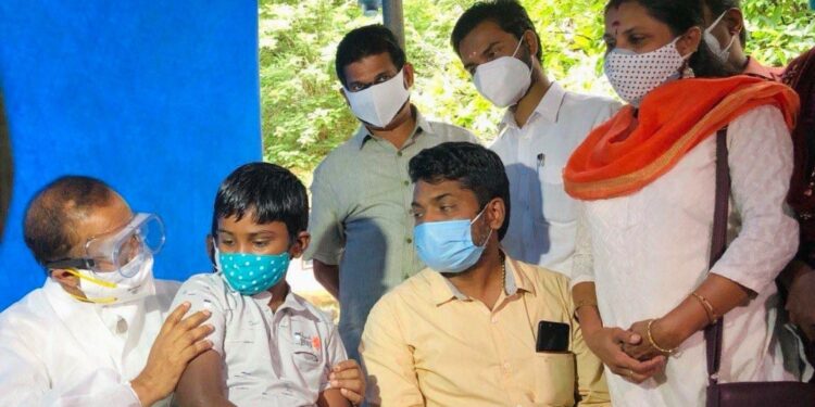 സൗമ്യയുടെ-വീട്-കേന്ദ്ര-സഹമന്ത്രി-വി.മുരളീധരന്‍-സന്ദര്‍ശിച്ചു