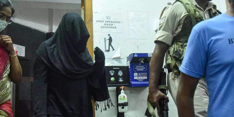 എസി-മുറി,-ഹോട്ടലിൽ-നിന്നും-ഇഷ്ടഭക്ഷണം;-കസ്റ്റഡിയിൽ-സന്തോഷവതിയായി-സ്വപ്ന-സുരേഷ്