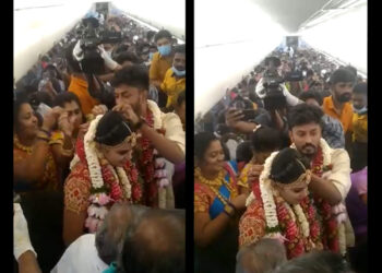 കോവിഡ്-നിയന്ത്രണങ്ങൾക്ക്-പുല്ല്-വില!-വിവാഹം-വിമാനത്തിൽ,-ഒപ്പം-130-ബന്ധുക്കൾ