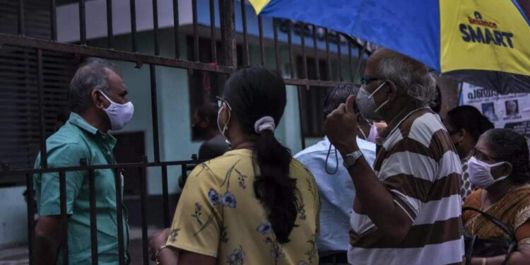 വിദേശത്ത്-പഠിക്കാനും-ജോലിയ്ക്കായി-പോകുന്നവര്‍ക്കും-വാക്‌സിനേഷന്-മുന്‍ഗണന;-11-വിഭാഗക്കാരെക്കൂടി-മുന്‍ഗണനാ-വിഭാഗത്തില്‍-ഉള്‍പ്പെടുത്തി