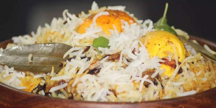 ട്രിപ്പിൾ-ലോക്ഡൗണിനിടെ-ബിരിയാണി-വച്ച്-ആഘോഷം;-പോലീസ്-എത്തിയതോടെ-ഓടി-രക്ഷപെട്ടു