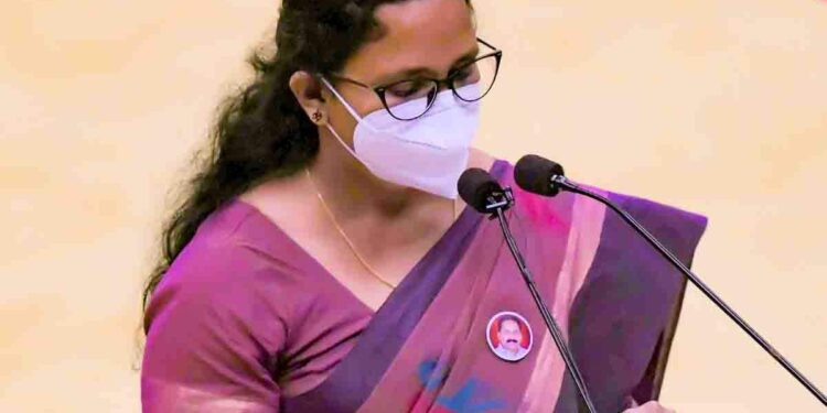 ടിപിയുടെ-ബാഡ്ജ്-ധരിച്ച്-സത്യപ്രതിജ്ഞ;-ചട്ടലംഘനം-ഉണ്ടെങ്കിലും-നടപടിയുണ്ടാവില്ല