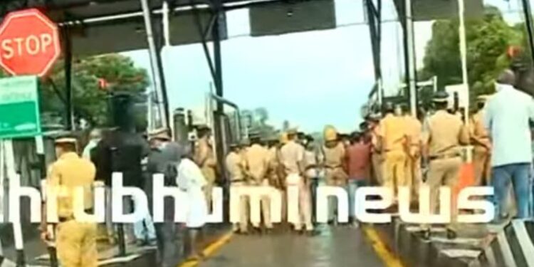 കൊല്ലം-ബൈപ്പാസിലെ-ടോള്-പിരിവിനെതിരേ-ഡിവൈഎഫ്ഐ-പ്രതിഷേധം