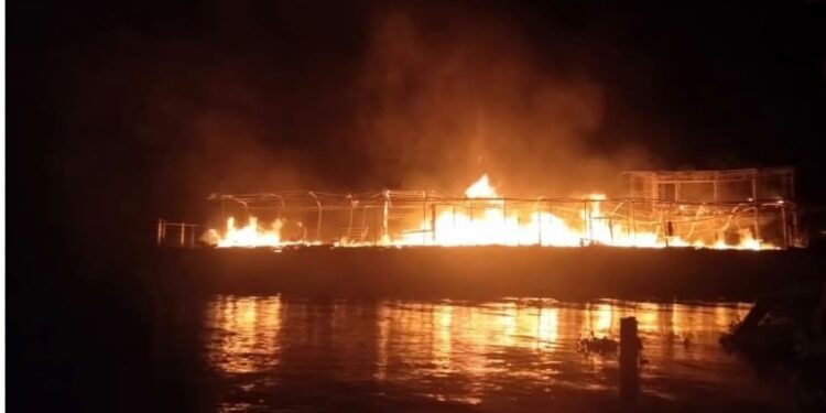 ആലപ്പുഴയില്‍-ഹൗസ്-ബോട്ടുകള്‍-കത്തിനശിച്ചു