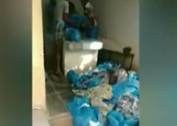 ബന്ധുക്കളുടെ-മൃതദേഹം-ഉണ്ടെങ്കില്‍-സ്വയം-കണ്ടുപിടിച്ചോളു-എന്ന്-ജീവനക്കാര്‍;-ദയനീയ-കാഴ്ച-തേനി-ആശുപത്രിയില്‍-നിന്ന്