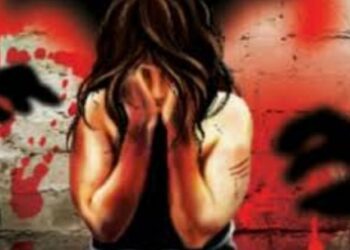 ആൺകുട്ടിയില്ല,-ഭാര്യയെ- ഒന്നരവ‌‌‌ര്‍ഷം-മുറിയിൽ-പൂട്ടിയിട്ട്-പീഡിപ്പിച്ചു-;-രക്ഷയായത്-ഭർത്താവ്-അറിയാതെ-പുറത്തേക്കിട്ട-കുറിപ്പ്