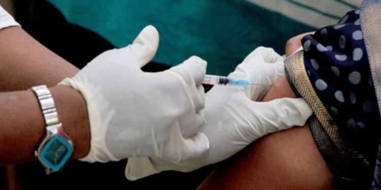 40-കഴിഞ്ഞ-എല്ലാവര്‍ക്കും-വാക്സിനേഷന്‍;-40-–-44-വയസ്-വരെയുള്ളവര്‍ക്ക്-മുന്‍ഗണനാക്രമം-വേണ്ട