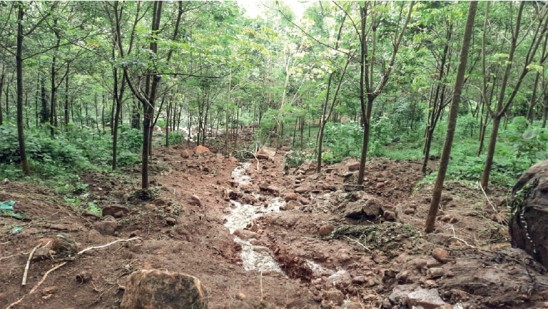 ഇലഞ്ഞി-കൂരുമലയിൽ-ഉരുൾപൊട്ടി-;-മണ്ണിടിച്ചിലിൽ-അഞ്ച്-വീട്-തകർന്നു