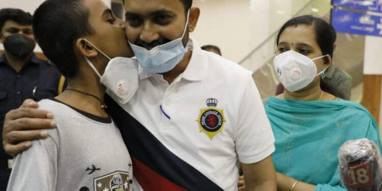 കാത്തിരിപ്പിനു-വിരാമം,-ബെക്സ്-കൃഷ്ണൻ-കേരളത്തിൽ;-വിമാനത്താവളത്തിൽ-സ്വീകരിച്ച്-കുടുംബം