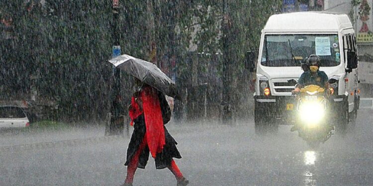 സംസ്ഥാനത്ത്-അതിശക്തമായ-മഴയ്ക്ക്-സാധ്യത;-വിവിധ-ജില്ലകളില്‍-ഓറഞ്ച്,-യെല്ലോ-അലേര്‍ട്ട്