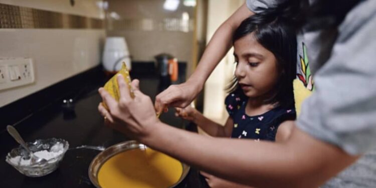 കുട്ടികളെ-അടുക്കളയിലേക്ക്-കൊണ്ടുവന്നാലോ?-ശ്രദ്ധിക്കാം-ഇക്കാര്യങ്ങള്