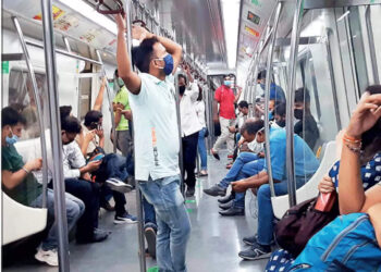 തിരക്കുള്ള-മെട്രോ-ട്രെയിനിൽ-എങ്ങനെ-ഒരു-സീറ്റ്-ഒപ്പിക്കാം?-ഉഡായിപ്-ഐഡിയ