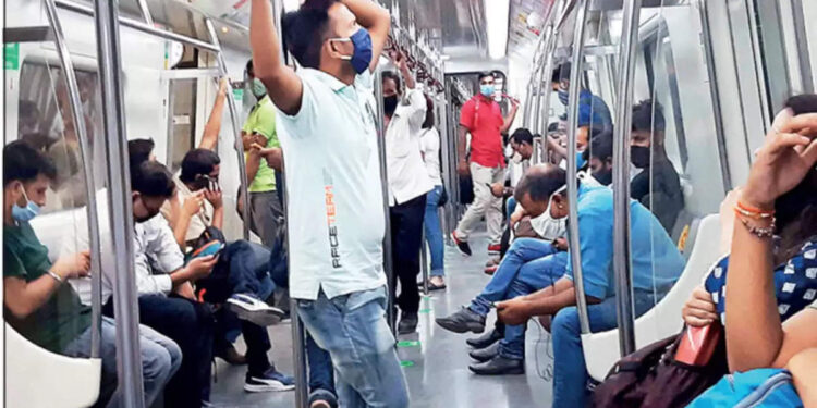 തിരക്കുള്ള-മെട്രോ-ട്രെയിനിൽ-എങ്ങനെ-ഒരു-സീറ്റ്-ഒപ്പിക്കാം?-ഉഡായിപ്-ഐഡിയ