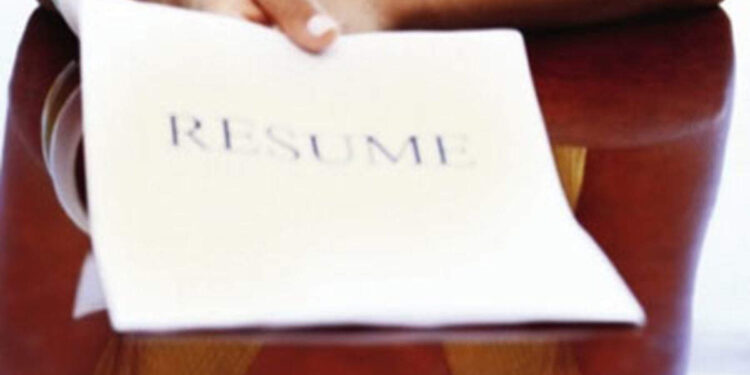 പാട്ട്-കേൾക്കുക,-ഇന്റർനെറ്റ്-സെർച്ചിങ്!-ഇതൊക്കെയാണോ-നിങ്ങളുടെ-ബയോഡാറ്റയിലെ-ഹോബികൾ?