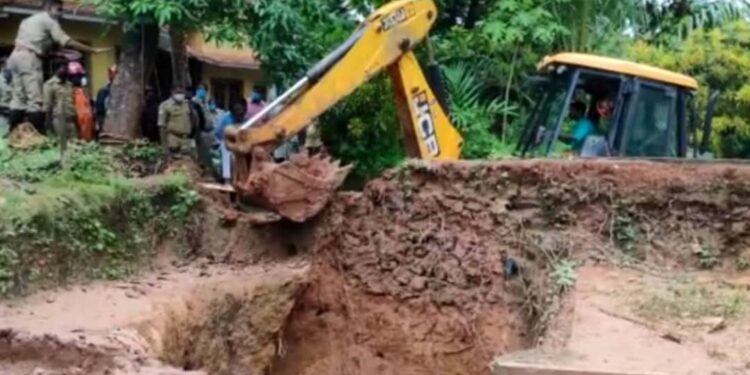 കിണര്‍-പണിക്കിടെ-മണ്ണിടിഞ്ഞു;-തൊഴിലാളി-മണ്ണിനടിയില്‍,-രക്ഷാപ്രവര്‍ത്തനം-പുരോഗമിക്കുന്നു
