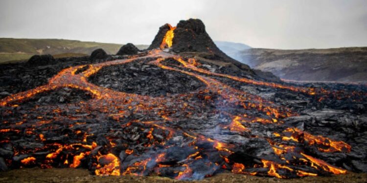 ഐസ്-ലാന്റിലെ-പൊട്ടിയ-അഗ്നിപര്‍വ്വതത്തില്‍നിന്ന്-ലാവാപ്രവാഹം-കൂടുതൽ-മേഖലയിലേക്ക്