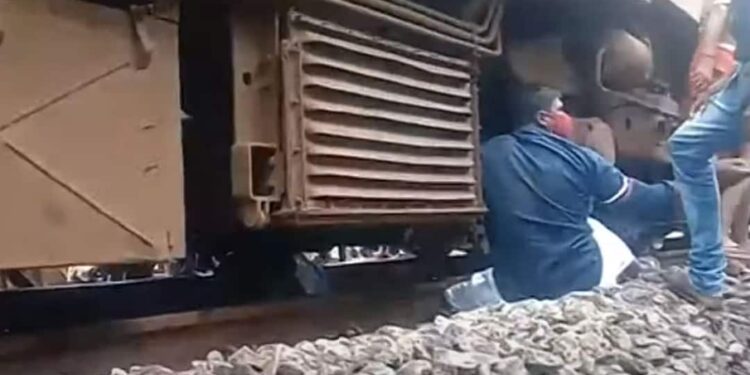 കോട്ടയത്ത്-ട്രെയിനിന്റെ-അടിയില്‍-കയറിക്കിടന്ന്‌-യുവാവിന്റെ-പരാക്രമം