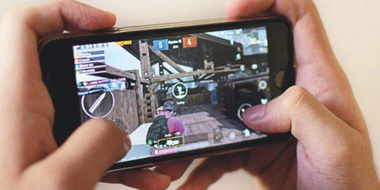 ഫ്രീ-ഫയര്‍-കളിച്ച്-ആലുവയിൽ-9-ാം-ക്ലാസുകാരൻ-കളഞ്ഞത്-3-ലക്ഷം-രൂപ;-പരാതിയുമായി-അമ്മ