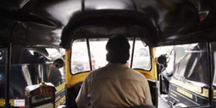 മനസ്സാന്നിദ്ധ്യം-മുഖ്യം!-ഇടിക്കാൻ-വന്ന-റിക്ഷയെ-‘ഓട്ടോകറക്റ്റ്’-ചെയ്ത്-യുവാവ്