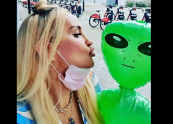 അന്യഗ്രഹജീവി-ബോയ്‌ഫ്രണ്ട്‌-കൊള്ളാം!-ഭൂമിയിലെ-ആണുങ്ങളേക്കാൾ-നല്ലതെന്ന്-യുവതി