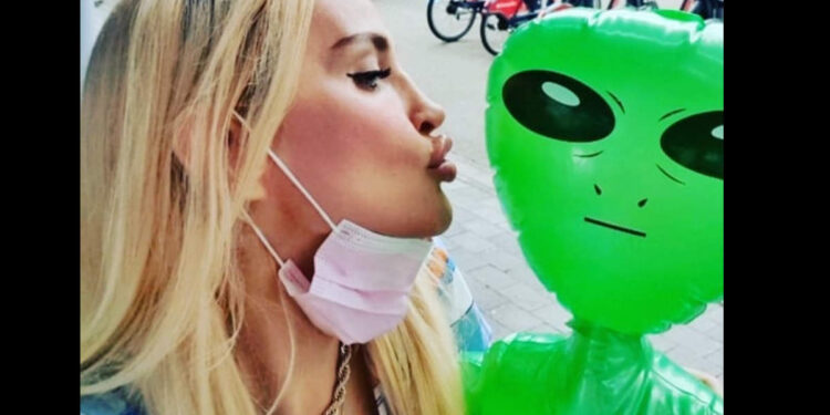 അന്യഗ്രഹജീവി-ബോയ്‌ഫ്രണ്ട്‌-കൊള്ളാം!-ഭൂമിയിലെ-ആണുങ്ങളേക്കാൾ-നല്ലതെന്ന്-യുവതി