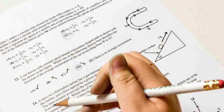 ബിരുദ-ബിരുദാനന്തര-പരീക്ഷ-നാളെ-മുതൽ;-വിദ്യാർത്ഥികൾക്ക്-ഹാൾ-ടിക്കറ്റ്-കാണിച്ച്-യാത്ര-ചെയ്യാം