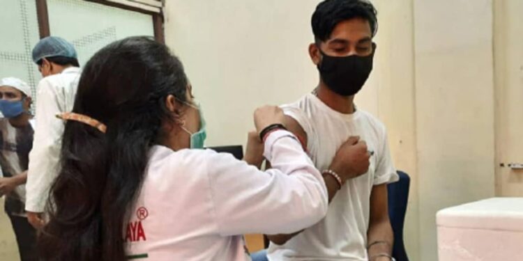 സംസ്ഥാനത്ത്-18-വയസ്സ്-പൂര്‍ത്തിയായ-എല്ലാവര്‍ക്കും-വാക്‌സിന്‍-നല്‍കാന്‍-തീരുമാനം;-ഉത്തരവിറക്കി