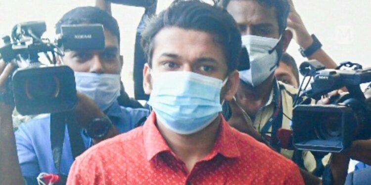 കരിപ്പൂര്‍-സ്വര്‍ണ-കള്ളക്കടത്ത്:-അര്‍ജുന്‍-ആയങ്കി-അറസ്റ്റില്‍