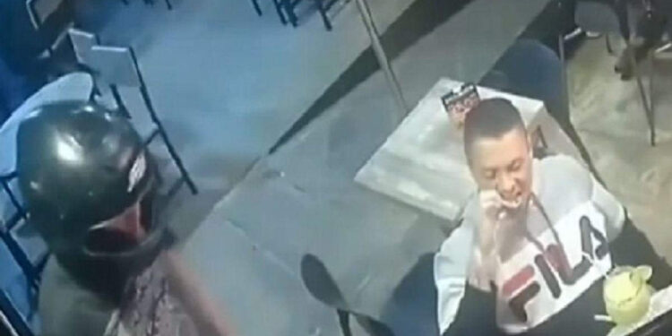 ചിക്കൻ-അങ്ങോട്ട്-കഴിക്കാൻ-തുടങ്ങ്യാ.ൻ്റെ-സാറേ,-പിന്നെ-ചുറ്റുള്ളതൊന്നും-ഒരു-പ്രശ്നമല്ല