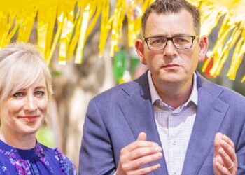 അപവാദ കഥകളെ അതിജീവിച്ചു , വിക്ടോറിയൻ പ്രീമിയർ ജോലിയിൽ തിരിച്ചെത്തി.