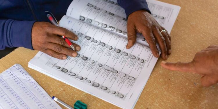 വോട്ടര്‍പട്ടിക-ചോര്‍ത്തിയെന്ന്-തികമ്മീഷന്‍:-2.67-കോടി-പേരുടെ-വിവരങ്ങള്‍-ചോര്‍ന്നെന്ന്-പരാതി