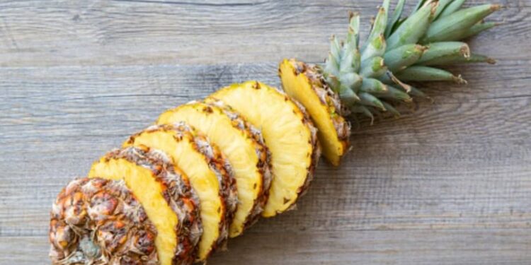 മധുരമൂറും-കൈതച്ചക്കയ്ക്ക്-പൈനാപ്പിള്-എന്ന-പേര്-വന്നത്-ഇങ്ങനെയാണ്